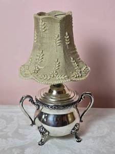 lot 571 image: Elegant Vintage Silver Plate Urn Accent Lamp