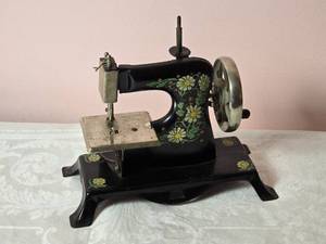lot 777 image: Antique Casige Full Body  Toy Sewing Machine - Handpainted Floral Accent