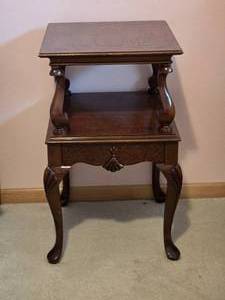 lot 770 image: Elegant Vintage Mahogany Tiered Accent Table
