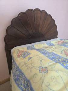 lot 30A image: Stunning Vintage Scallop Shell Twin Bed  Set - (A)