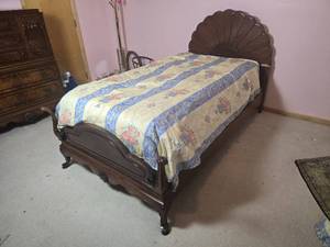 lot 30B image: Stunning Vintage Scallop Shell Twin Bed  Set - (B)