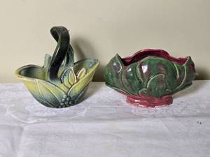 lot 763 image: Vintage McCoy Pottery Wide Flower Vase Pair