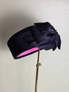 lot 669 image: Vintage Frank Olive Black Velvet Womens Hat