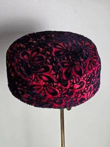 lot 668 image: Vintage Black Lace Womens Smoking Cap Hat - Red