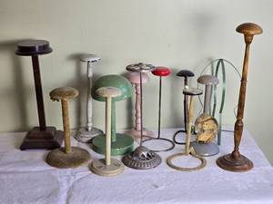 lot 666 image: Vintage & Antique Wig  Hat Stand Collection - B - (11)