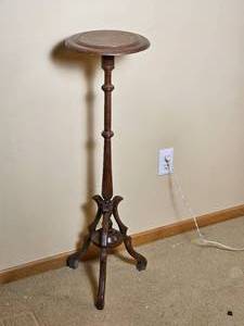 lot 198 image: Tall Classic Mahogany Plant Display Stand Pedestal
