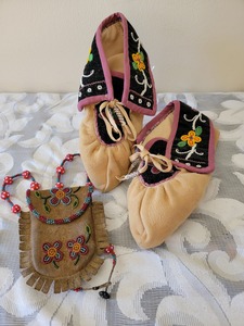 lot 304A image: Antique Native American Indian Beaded Moccasins and Tobacco Pouch
