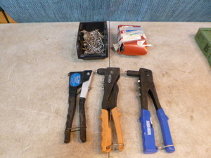 lot 62 image: 3 Hand Riveters