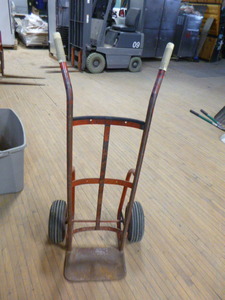lot 31 image: 2-Wheel Hand Truck