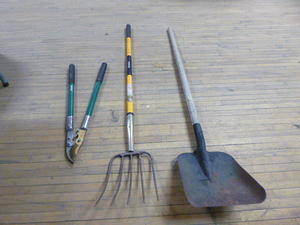 lot 36 image: 3 Lawn and Garden Tools