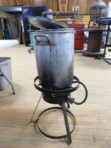 lot 40 image: Outdoor Propane Turkey Fryer