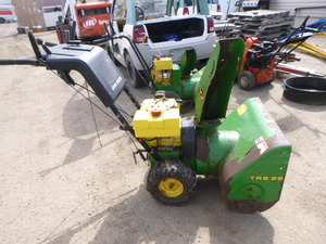 lot 106 image: John Deere TRS26 Snowblower