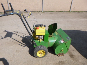 lot 107 image: John Deere 522 Snowblower