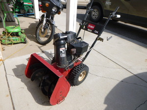 lot 109 image: Toro 724 Snowblower