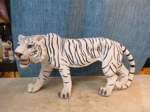lot 122 image: Resin Tiger Statue