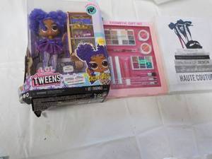 lot 94 image: Cosmetic Gift Set, LOL Tweens and P...