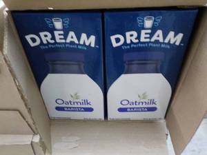 lot 194 image: 8 ct 64 oz Dream Oatmilk Barista Pl...