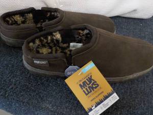 lot 245 image: Mukluks size 12 Chocolate Slippers...