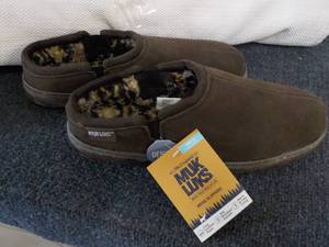 lot 246 image: Mukluks size 12 Chocolate Slippers...