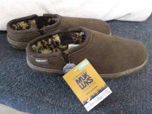 lot 247 image: Mukluks size 12 Chocolate Slippers...
