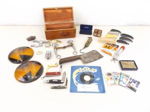 lot 7 image: Lot of Vintage Pocket Knives, Clever, Razor and other Miscellaneous Collectibles