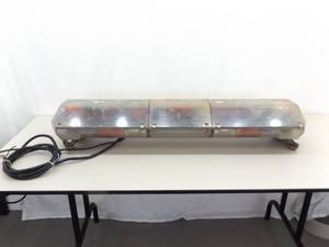 lot 15 image: Vintage WORKING Roof Mounted Code 3 MX 7000&nbspPolice Vehicle Light Bar