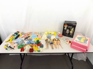 lot 46 image: Lot of 1960s Barbie Midge, Allen, etc., Clothes, Carrying Case, Accessories, etc.