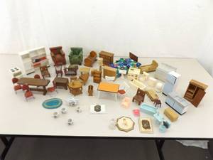 lot 47 image: Lot of Vintage Doll House Furniture