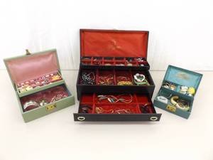 lot 77 image: Lot of Vintage Costume Jewelry