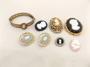 lot 80 image: Lot of Vintage Cameo Jewelry 