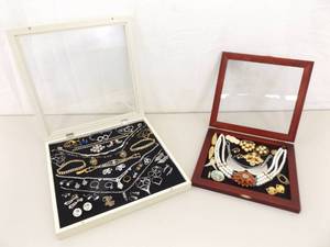 lot 78 image: Lot of Vintage Costume Jewelry in 2 Display Cases