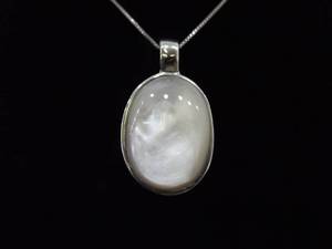 lot 55 image: .925 Sterling Silver Mother of Pearl Cabochon Pendant Necklace