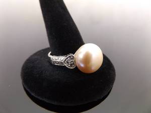 lot 65 image: .925 Sterling Silver Large Authentic Pearl Crystal Ring Size 9