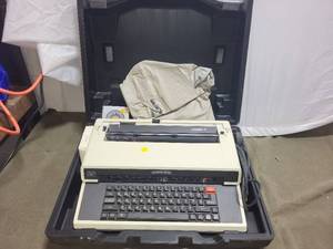 lot 110 image: Vintage Adler Satellite II Typewriter with Hard Carrying Case