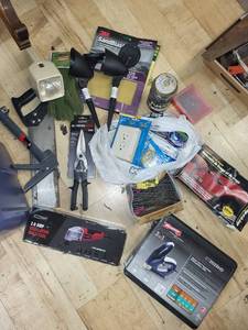 lot 140 image: Assorted Hand Tools and Power Tools Bundle
