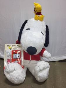 lot 147 image: Plush Snoopy and Woodstock Toy with FM Scanner Radio