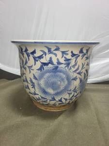 lot 167 image: Vintage Blue and White Floral Porcelain Planter