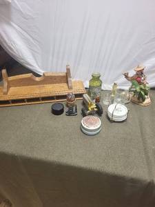 lot 243 image: Assorted Vintage Collectibles and Decor Set