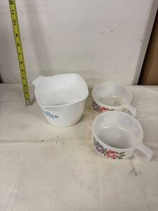 lot 132 image: Vintage Corning Ware 1 Qt Pot and Floral Tea Cups Set