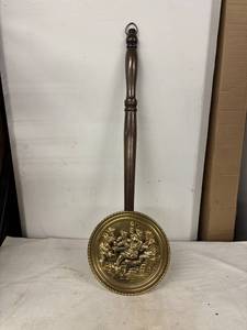 lot 190 image: Vintage Brass Fireplace Ash Pan with Colonial Scene Design