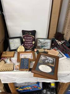 lot 196 image: Collection of Sentimental Plaques and Decor Pieces