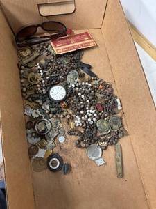 lot 224 image: Collection of Vintage and Assorted Jewelry with Accessories