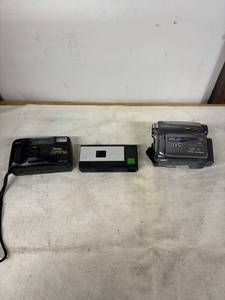 lot 276 image: Lot of 3 Vintage Film and Digital Cameras Vivitar, Pocket Instamatic, JVC