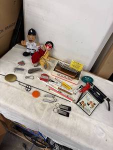 lot 279 image: Vintage Miscellaneous Collection with Tobacco Tins, Keychains & Bobbleheads