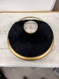 lot 290 image: Vintage Hanson Mechanical Bathroom Scale with Black Fur Cover
