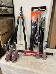 lot 320A image: New Garden Tool Set and Solar Lights