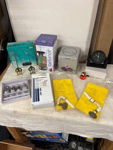 lot 322 image: Assorted Household Decor and Collectibles Including Clock and Diffuser