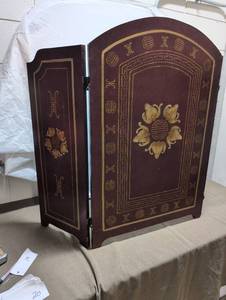 lot 19 image: Wooden Folding Screen Decor