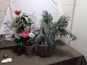lot 28 image: Artificial Plant Arrangement Lot