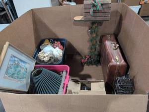 lot 52 image: Vintage Home Decor Mixed Lot